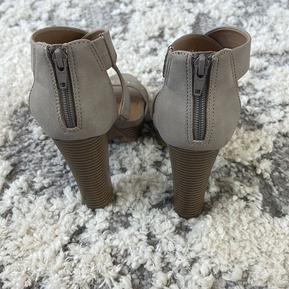 Report Chunky Heels Size 6.5